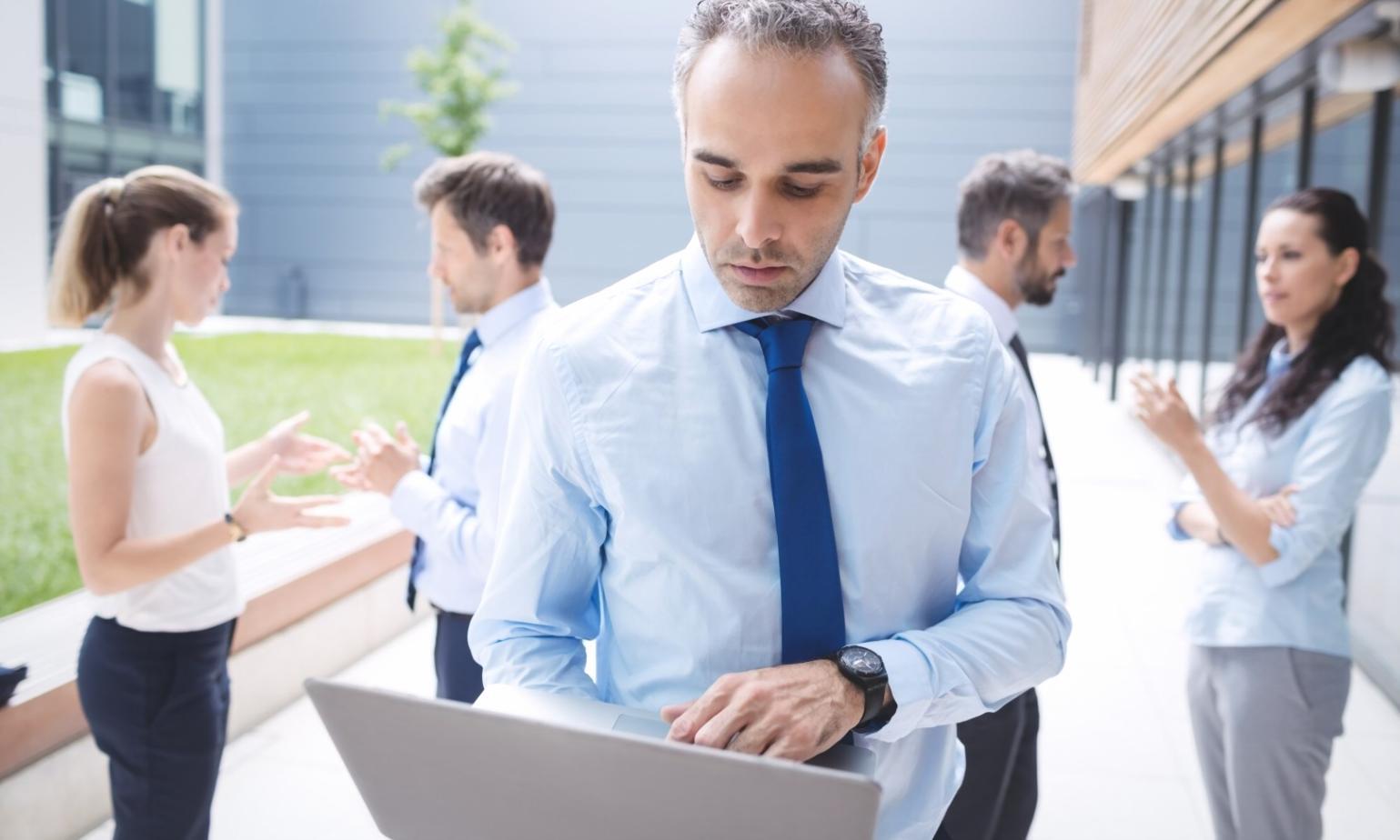 Moderne Lernumgebung mit digitalen Finanztools und interaktiven Lernmaterialien