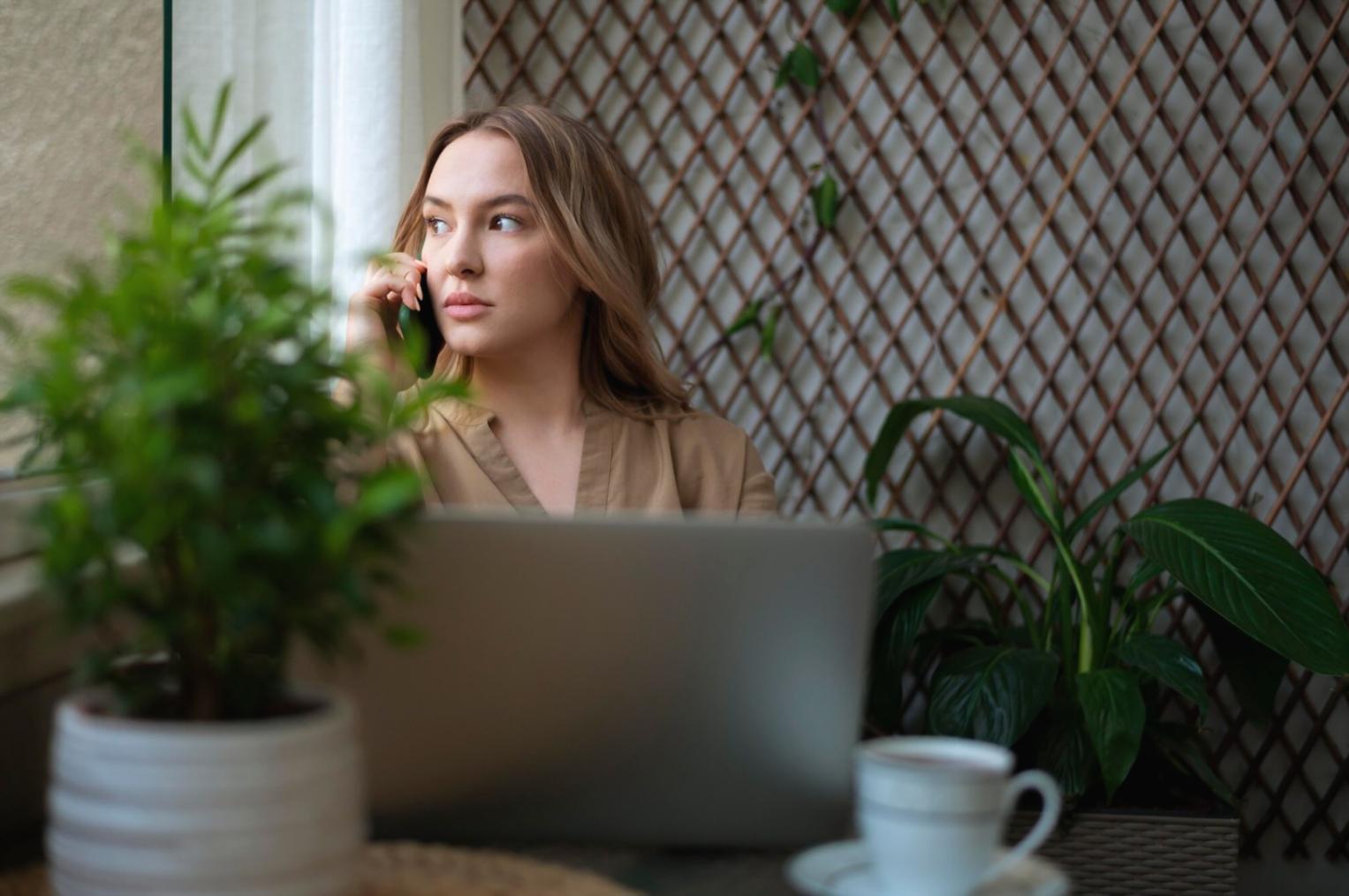 Professionelle Geschäftsumgebung mit modernen Finanztools und Analysesoftware