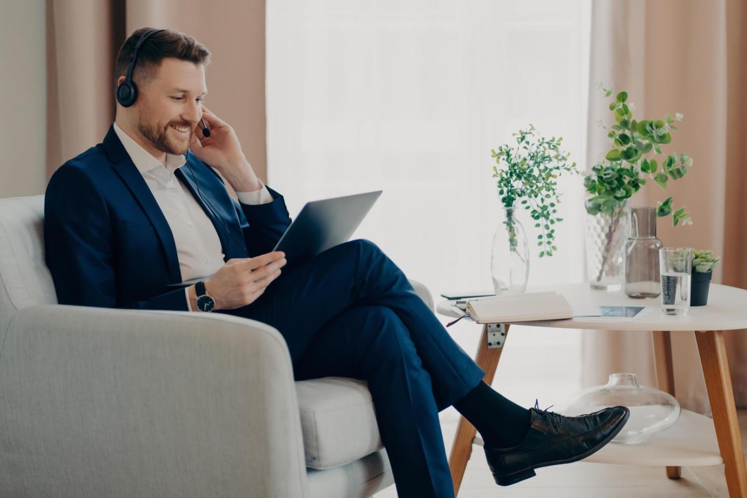 Professionelle Beratung zu Geschäftsprozessen - Zwei Personen arbeiten gemeinsam an Lösungsstrategien